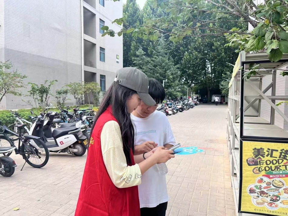 信息工程学院党总支党员发展对象帮助同学下载反诈app.jpg