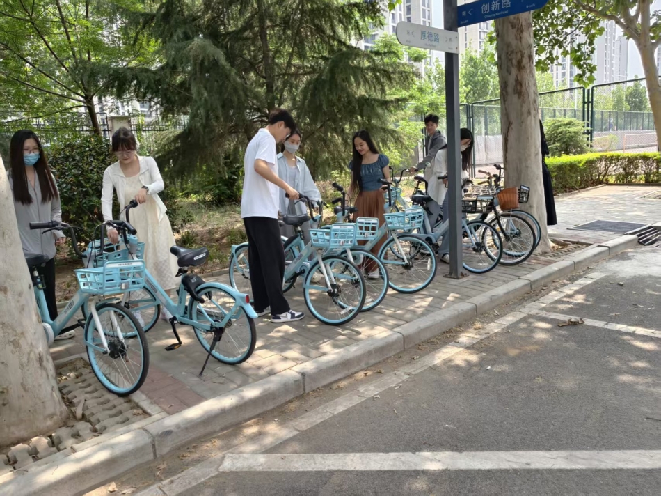 教育学院党总支党员发展对象整理校园共享单车.jpg