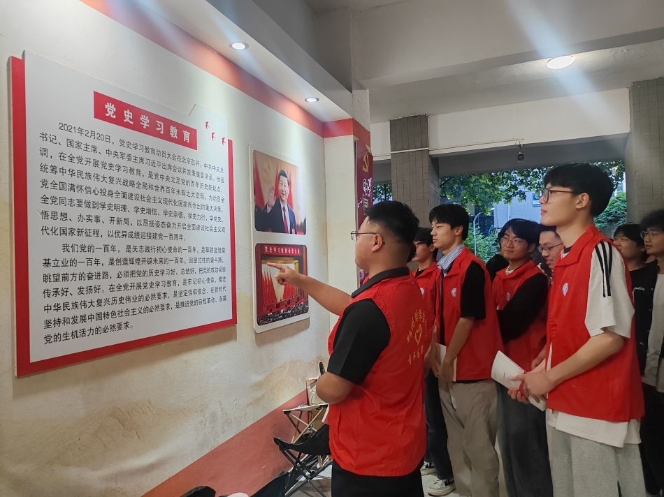 智能工程学院党总支党员发展对象参观学习党史文化长廊.jpg